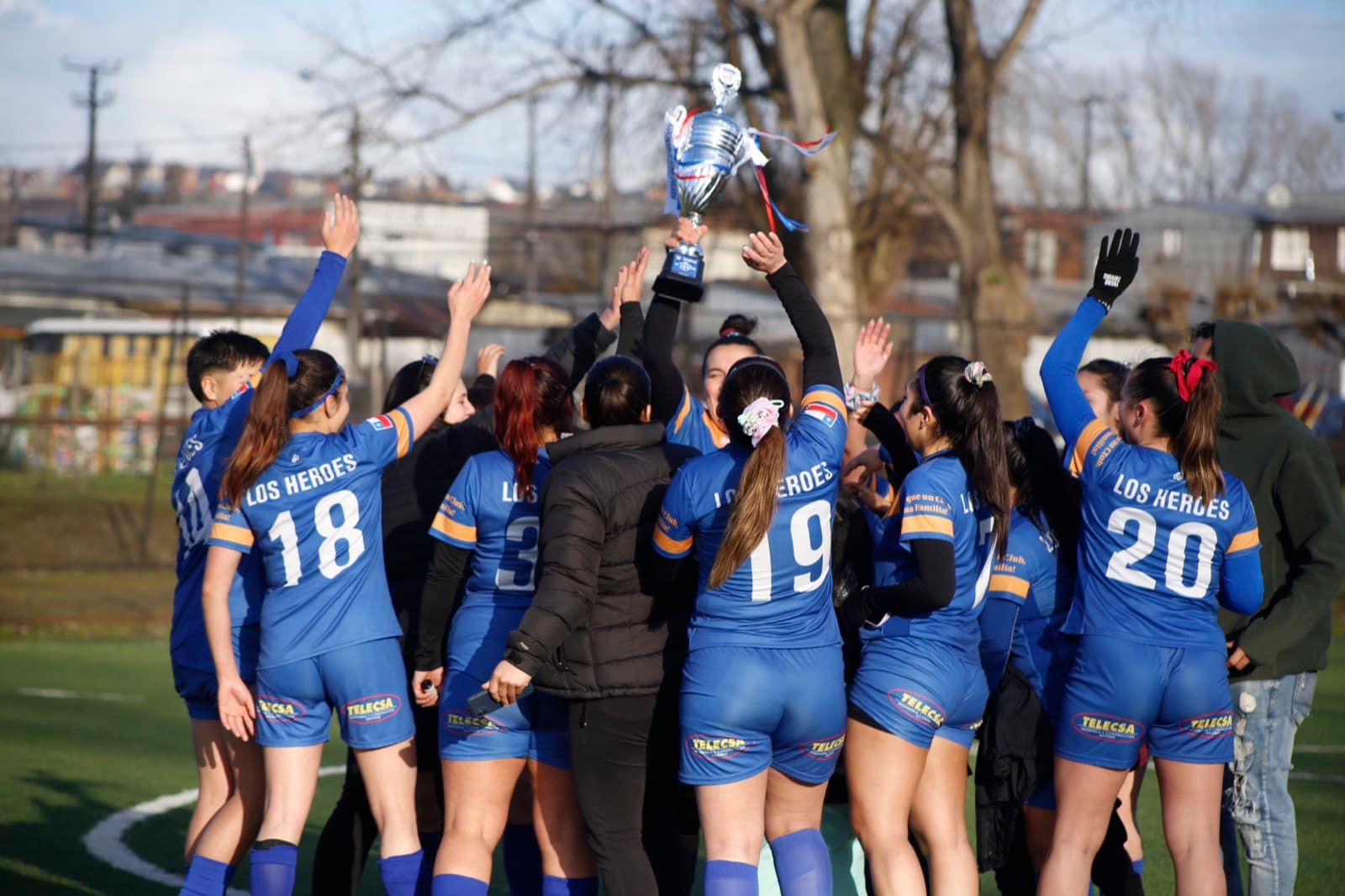 Jugadoras de un club regional celebrando con el trofeo