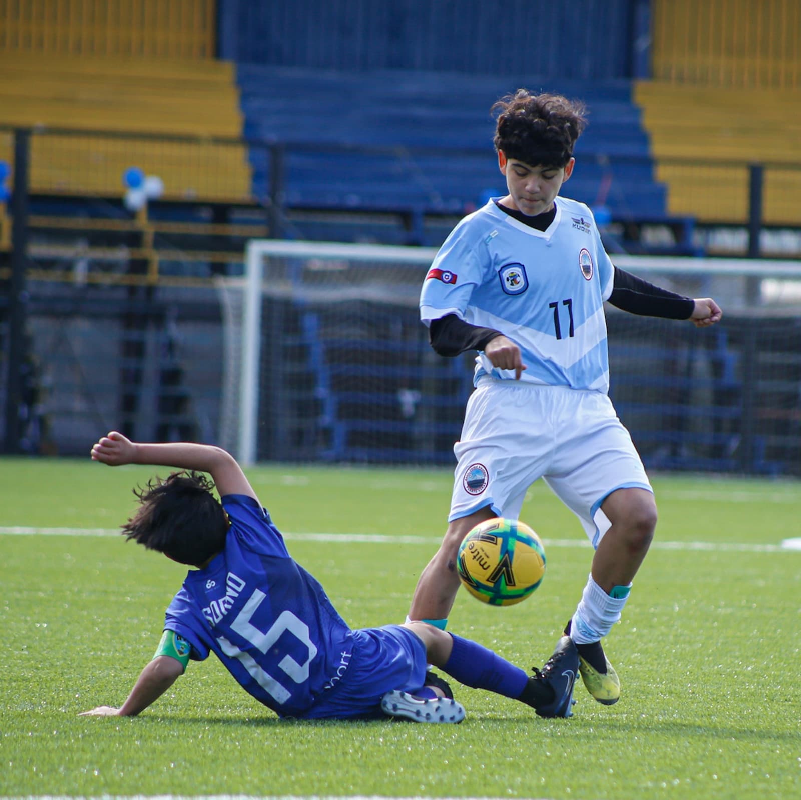 Jugador de un club regional disputando un partido de ANFA