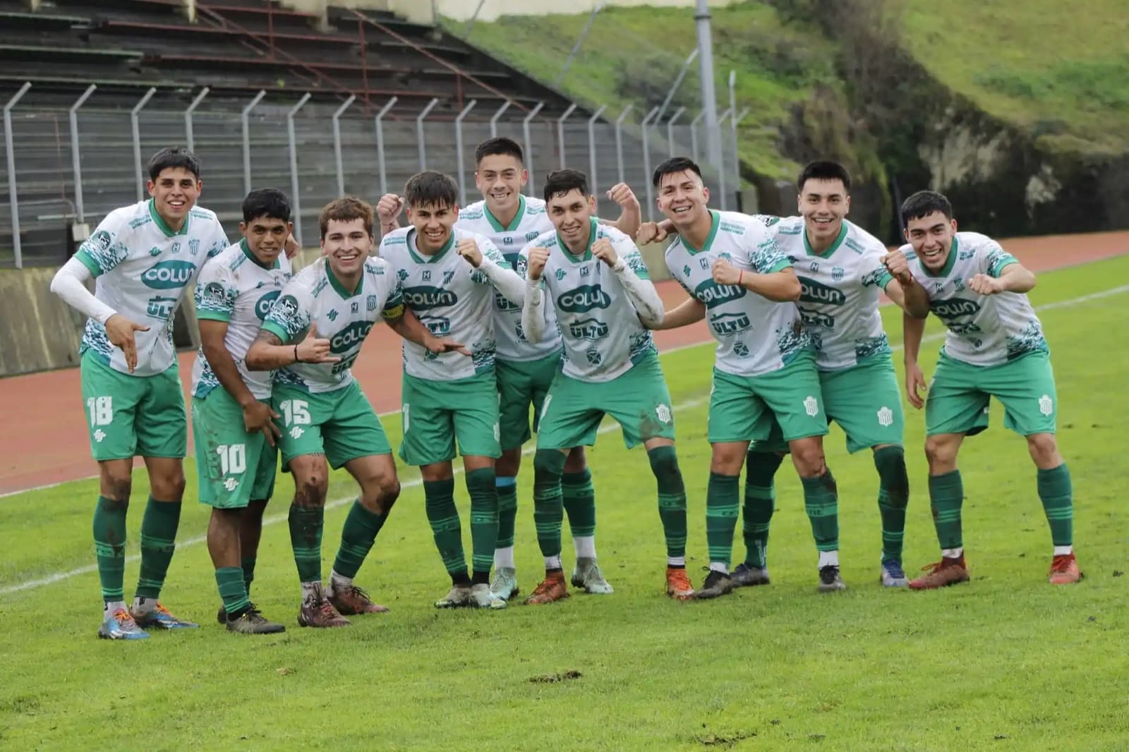 Plantel de Deportes Valdivia posando en la cancha